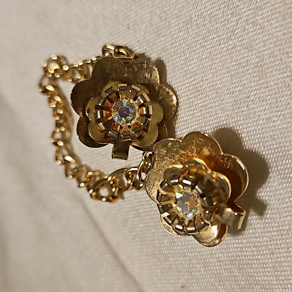 Vintage Mid-Century Gold-tone Flower w/Crystals Sweater Clip - Picture 3 of 6